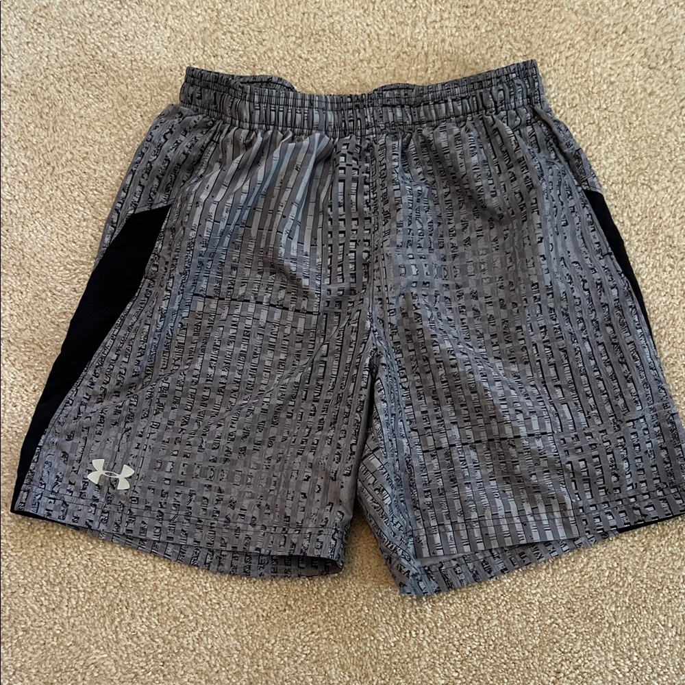 Under Armour Men's Patterned Gray and Black Athletic Shorts